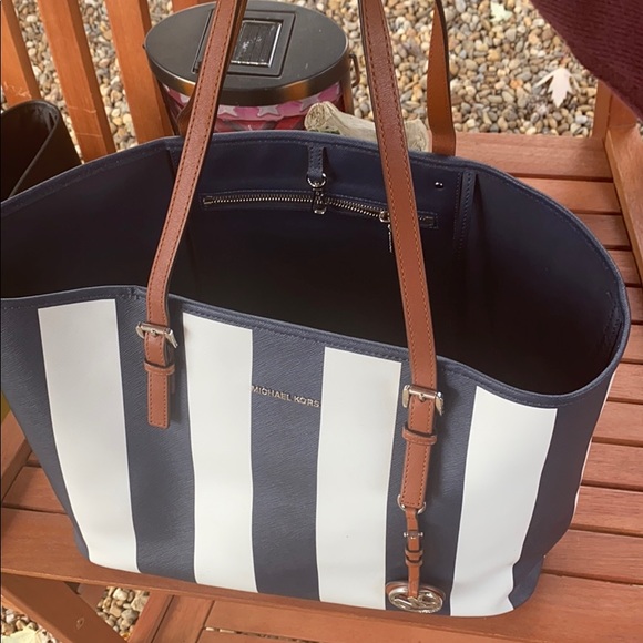 Michael Kors tote - Picture 3 of 6